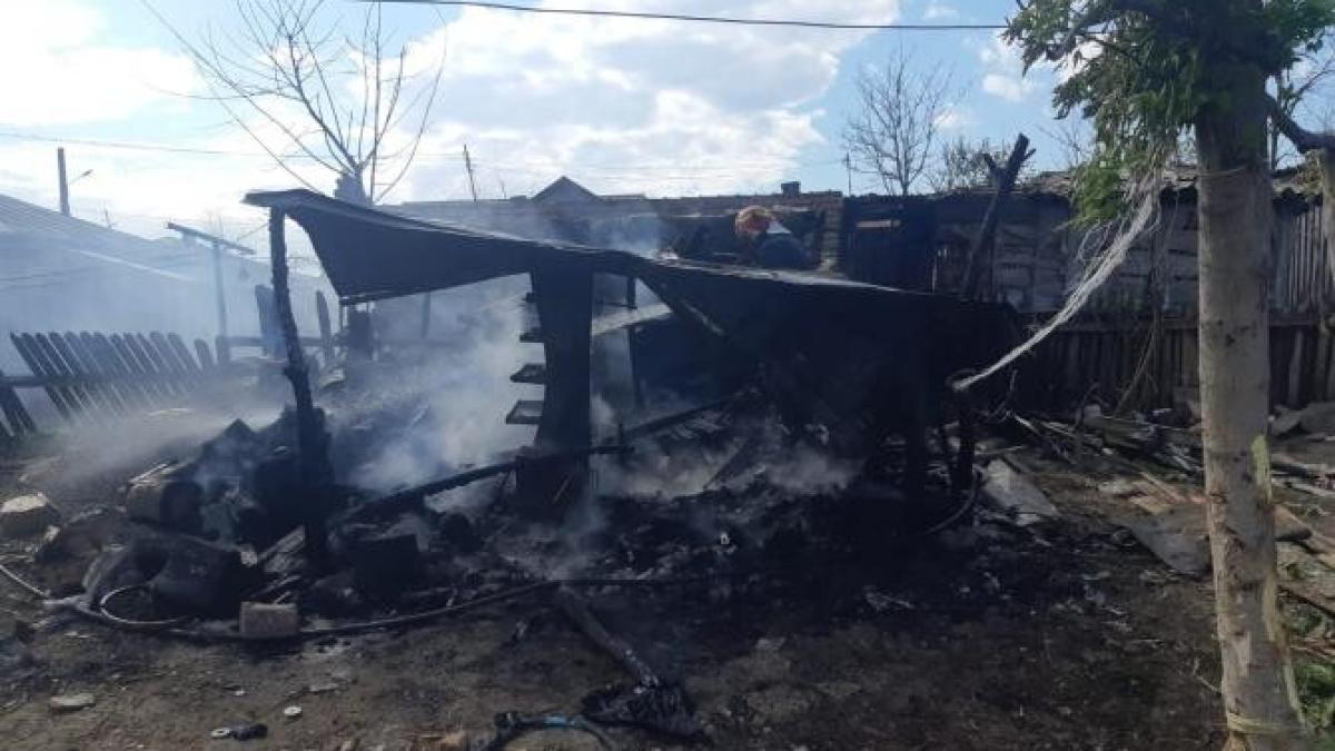 jocul-copiilor-cu-focul-a-afectat-douaprc-ccprc-86-gospodaprc-ccprc-86rii--tragedia-putea-fi-sprc-ccprc-a6i-mai-mare--pompierii-au-salvat-40-de-buteli_82006400