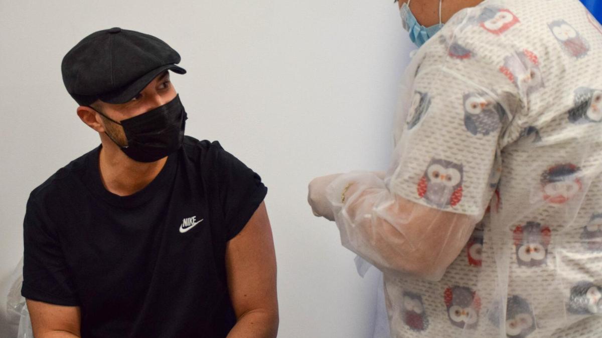 mihai_bendeac_vaccinat_foto_rovaccinare_26117500