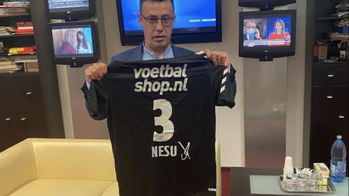 victor-ciutacu--tricou--facebook_23825300