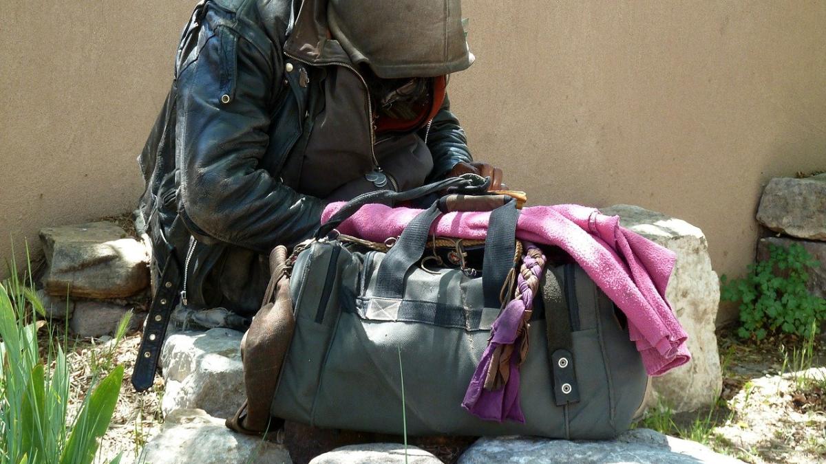 tata_ucis_oferit_mancare_om_fara_adapost_62373700