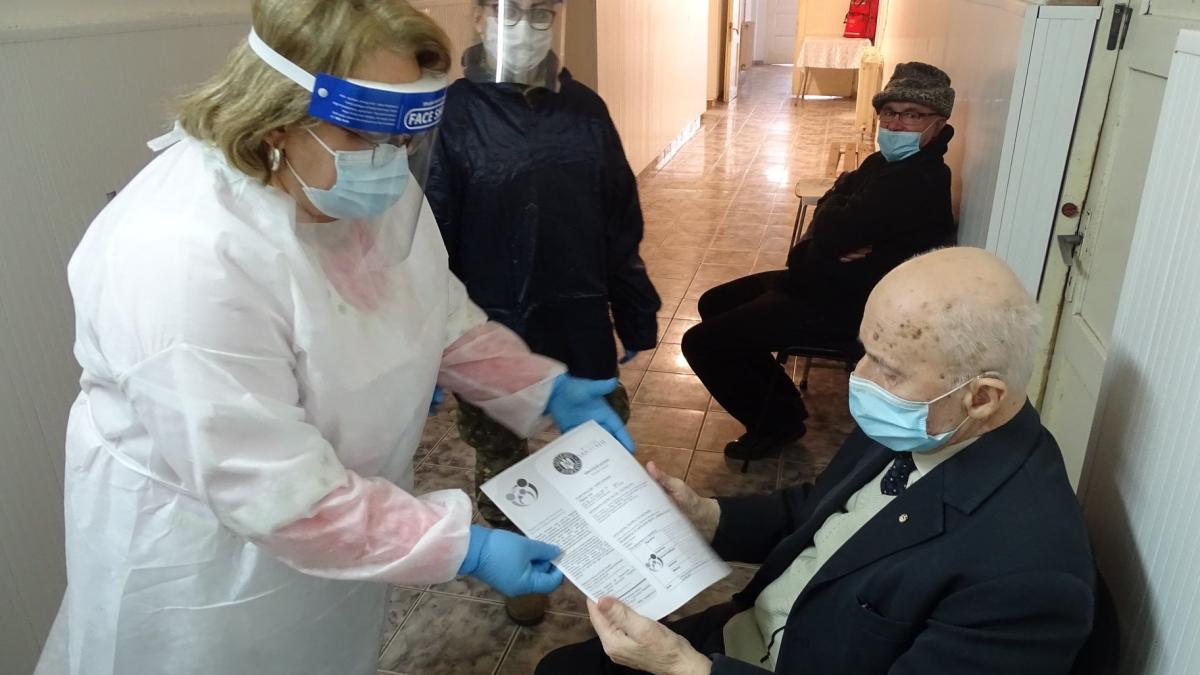 daca-ai-facut-prima-doza-astrazeneca--fara-a-se-mai-face-rapelul--cand-se-poate-relua-vaccinarea-cu-un-alt-tip-de-vaccin-cncav--raspuns_44201200