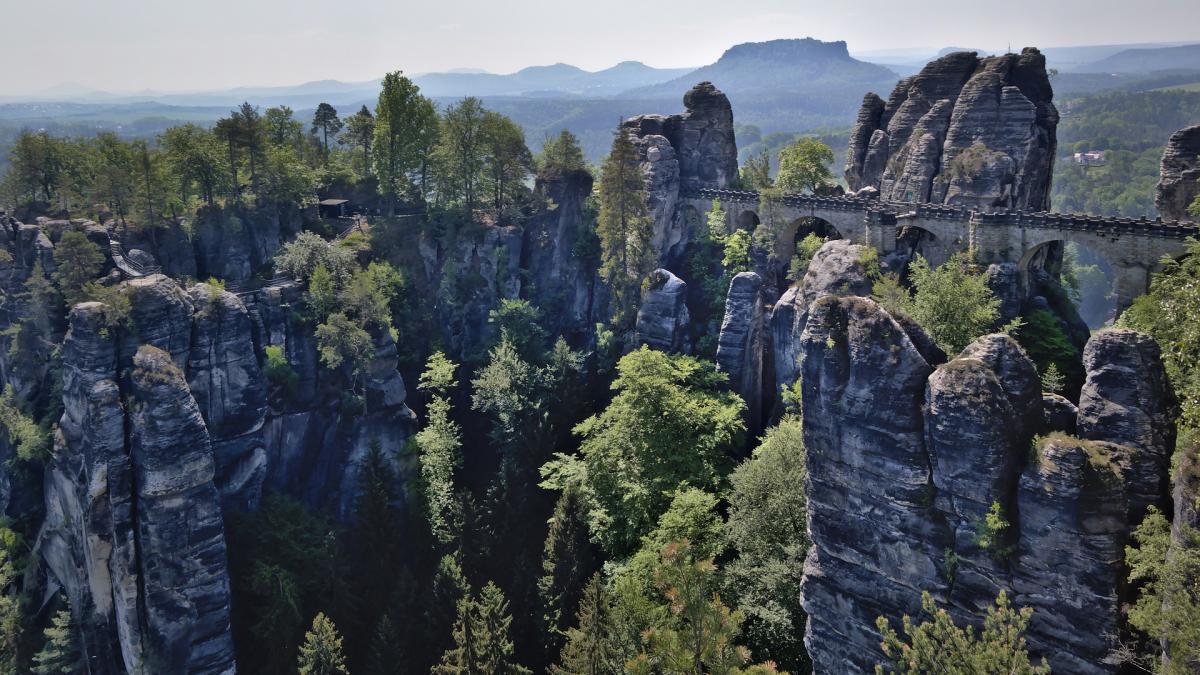 un-barbat-a-ramas-blocat-pe-un-pod-din-china_70752000