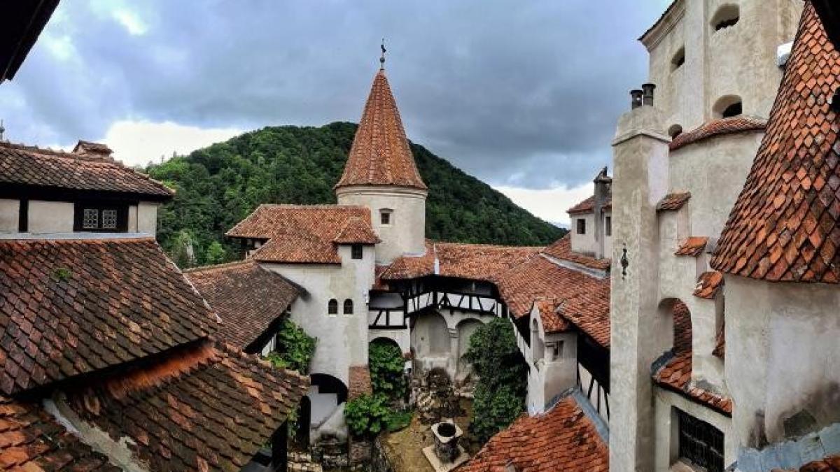 castelul-bran-iprc-ccprc-82n-cnn--maraton-de-vaccinare-atipic-pentru-turisprc-ccprc-a6ti---video_52865100