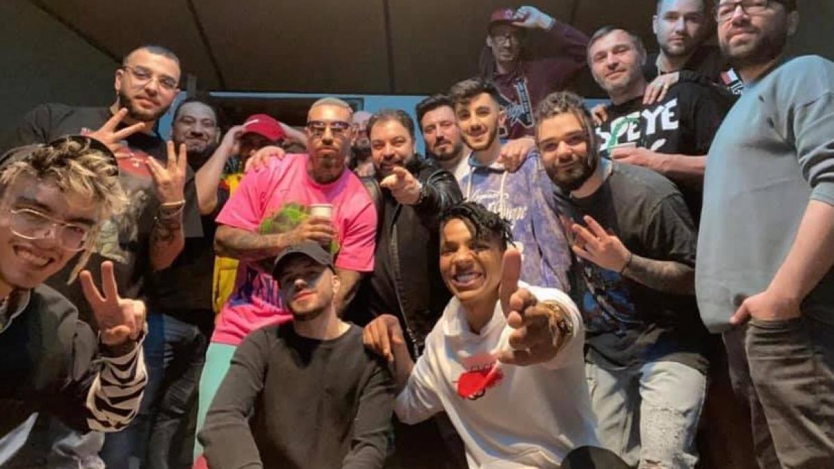 alex-velea-o-bate-pe-lori-din-onesti--val-de-atacuri-dupa-maneaua-cu-salam-bataie-de-joc--vad-ca-aveti-echipa-mare--cat-luati-pentru-ridicarea-unei-case-la-rosu_44365200