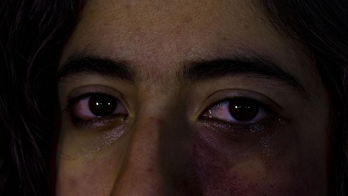 femeie-batuta-toflea-pixabay_05470100