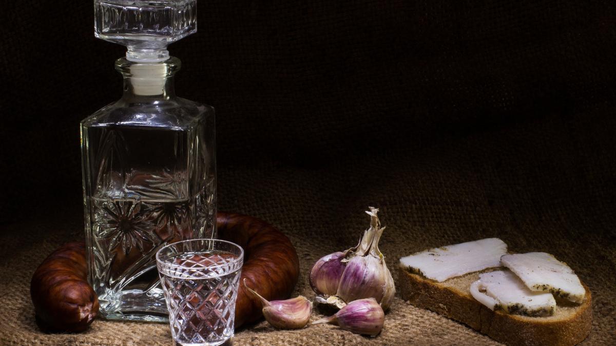 votka-atomik-produsa-din-mere-de-la-cernobil-confisacata-in-ucraina_57239500