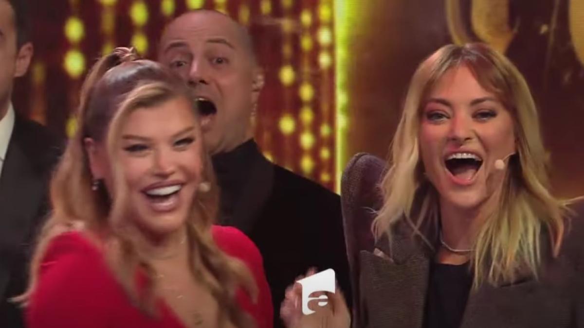 delia-si-loredana--sarut-pe-scena-iumor---2_74163500