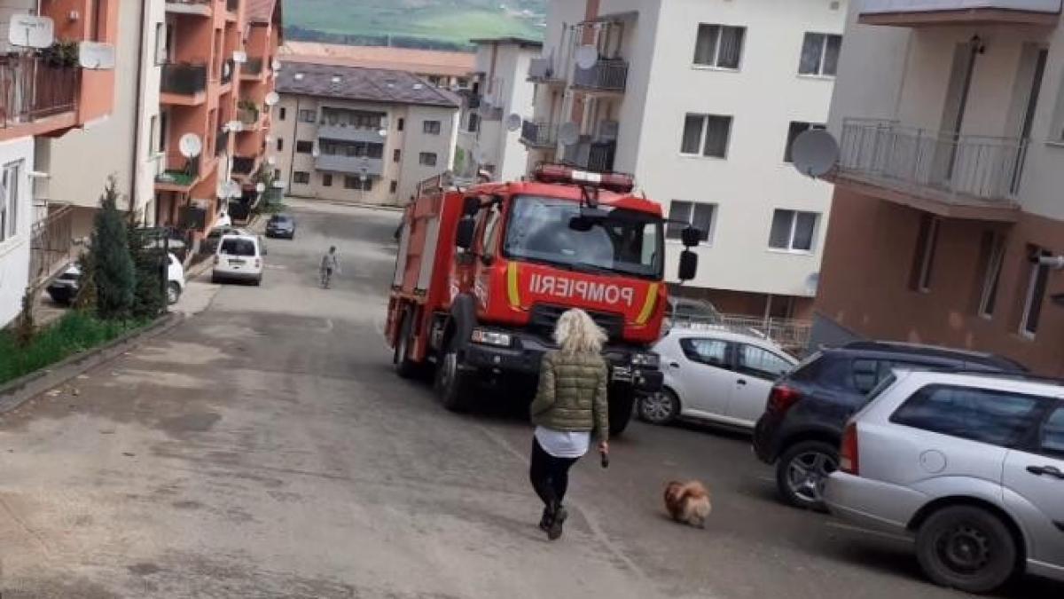 imaginea-zilei-vine-din-cluj-napoca--accident-inedit-basculantaprc-ccprc-86-raprc-ccprc-86sturnataprc-ccprc-86-peste-un-balcon-de-la-parterul-unui-bloc_40672300