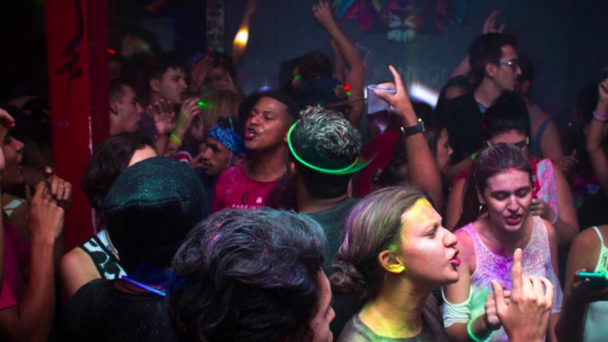 petrecere_de_noapte_pexels_ilustrativ_55975700