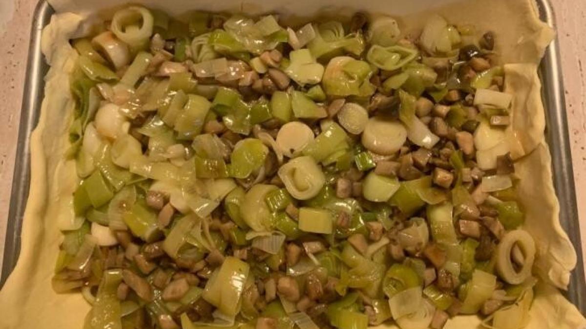 pilotul-cezar-osiceanu-va-propune-o-reteta-delicioasa-de-ciuperci-cu-praz-in-foietaj_10962200