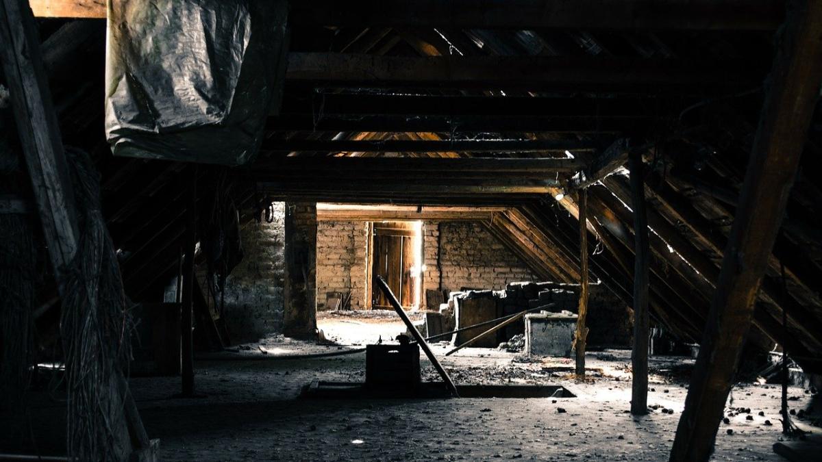 femeie_sfatuita_exorcist_mansarda_13486800