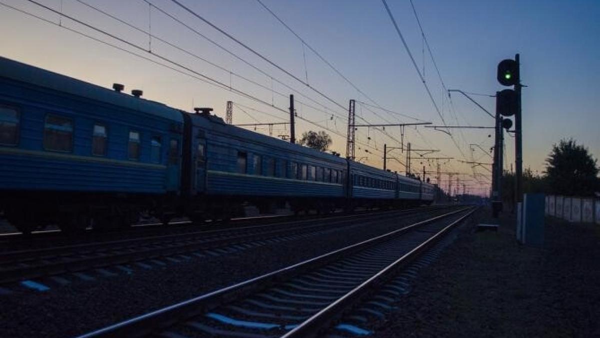 un-tren-a-agaprc-ccprc-86tprc-ccprc-a7at-cablurile-de-iprc-ccprc-82naltaprc-ccprc-86-tensiune-la-ploiesprc-ccprc-a7ti--pasagerii-au-plecat-pe-jos_88148700