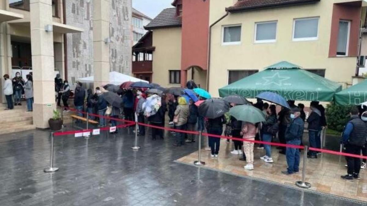 aglomeratprc-ccprc-a6ie-pentru-vaccinare-la-blaj--oamenii-au-asprc-ccprc-a6teptat-iprc-ccprc-82n-ploaie-pentru-a-se-imuniza_62383000