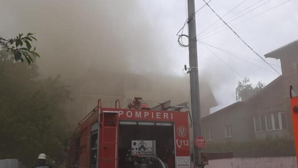 incendiu-violent-iprc-ccprc-82ntr-un-bloc-din-popesprc-ccprc-a6ti-leordeni_52122300