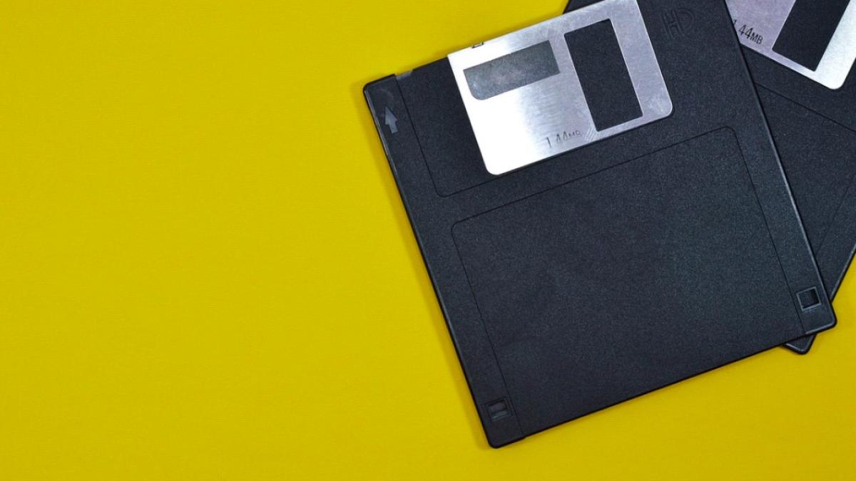 floppy_discheta_ilustrativ_pixabay_15378100