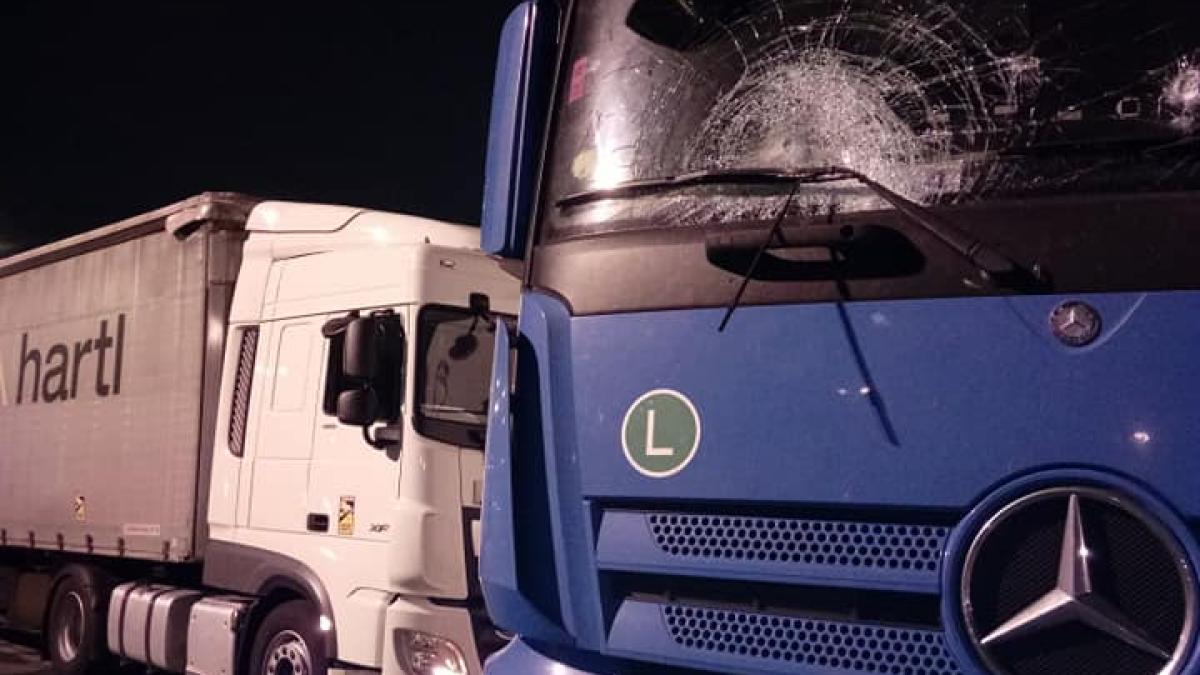 tir_atacat_migranti_geam_spart_fb_42819600