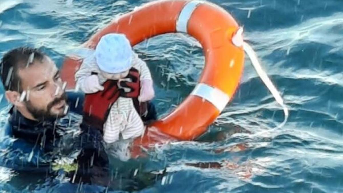 bebelus-salvat-din-apa_49783800