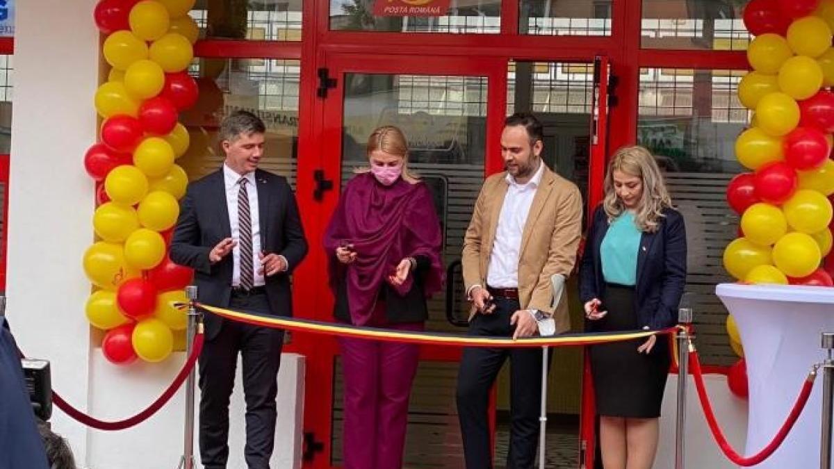 oficiu-postal-modernizat-in-mures-cu-un-sobor-de-preoti--covor-rosu--paine-si-sare_61203100