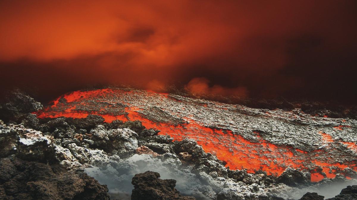 lava-culcanului-nyiragongo-se-scurge-spre-centrul-orasului-goma_33375700
