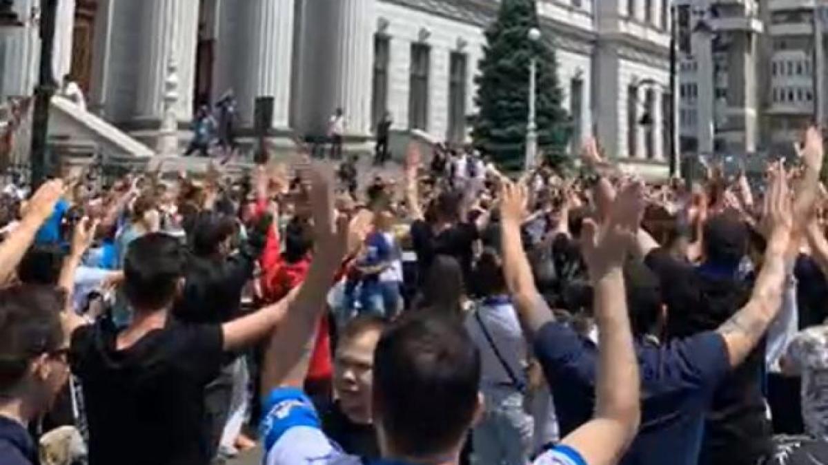 suporterii-craiovei-isi-asteapta-echipa-in-fata-universitatii_83612800