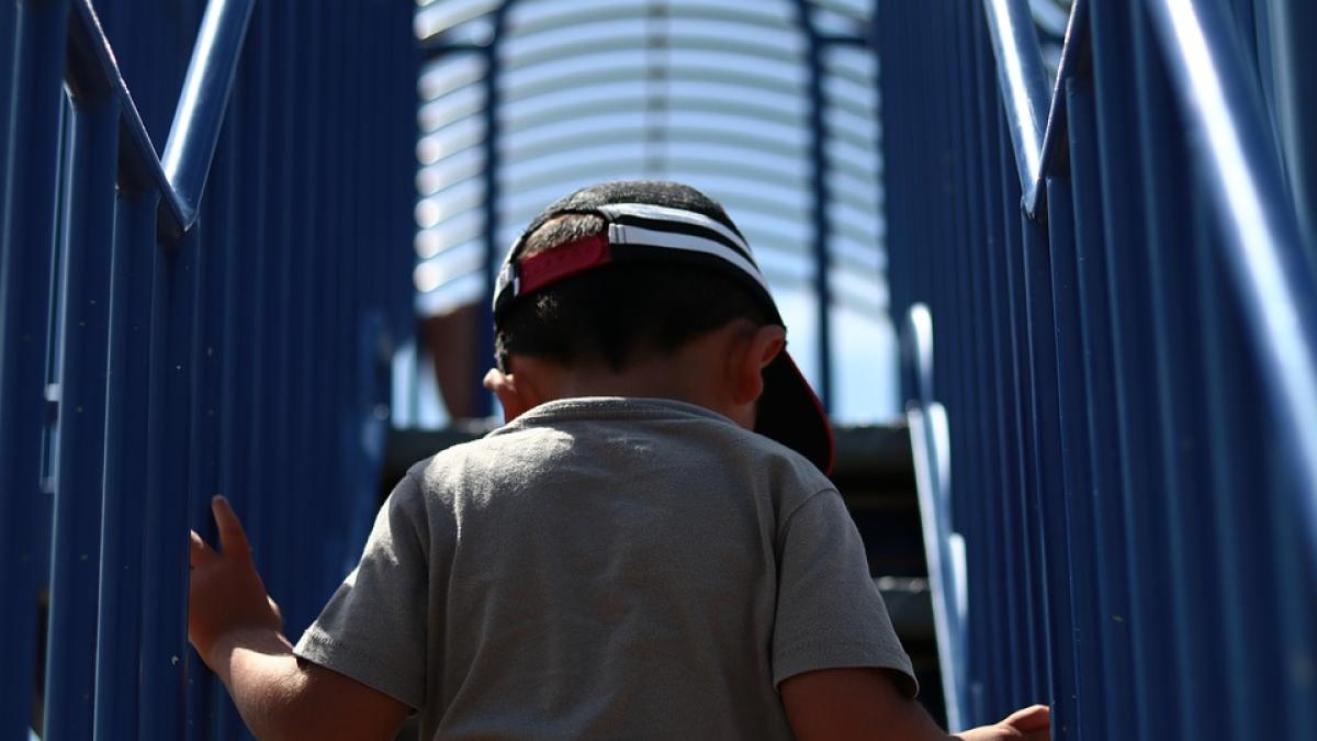 copil-aruncat-de-la-etaj-barbat-plans_53201500