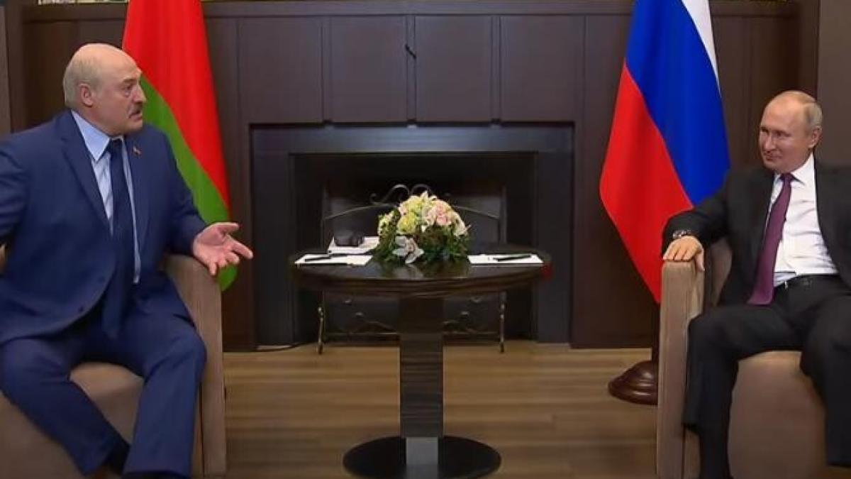 lukasenko-i-a-aratat-lui-putin-o-geanta-diplomat-cu-documente-privind-avionul-deturnat-la-minsk_16330400