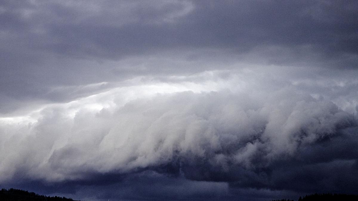 alunecare-de-teren-intr-o-localitate-din-dambovita--ploile-torentiale-continua-avertizari-de-cod-galben-si-portocaliu_44230700