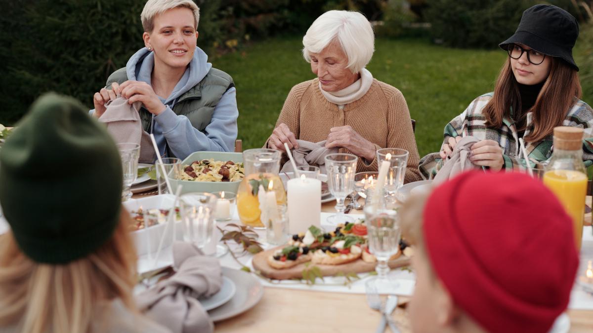 bunele-maniere--la-masa--sandvisurile-se-taie-cu-cutitul-si-se-consuma-cu-furculita--nu-zdrobi-cartofii-in-farfurie-1_77751400