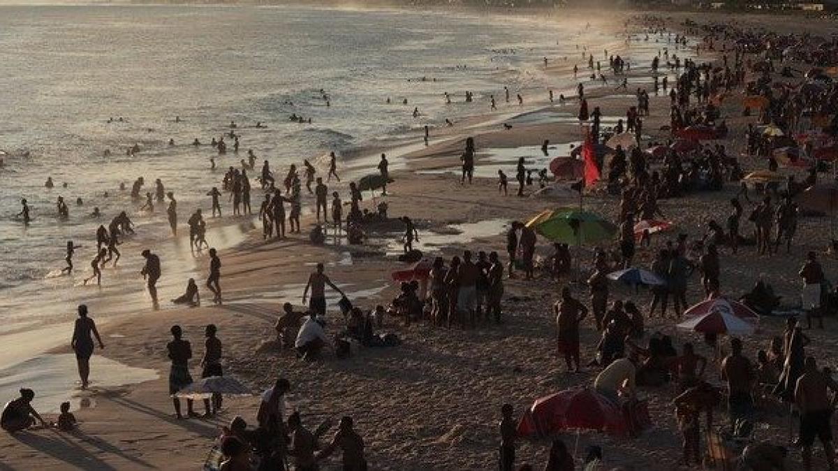 oameni-plaja-anglia-restrictii_70898900