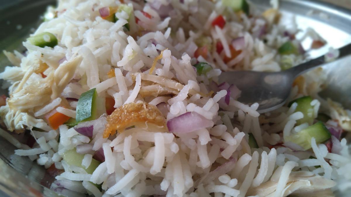 bunele-maniere-la-masa--orezul-se-consuma-cu-furculita-si-cutitul_66277300