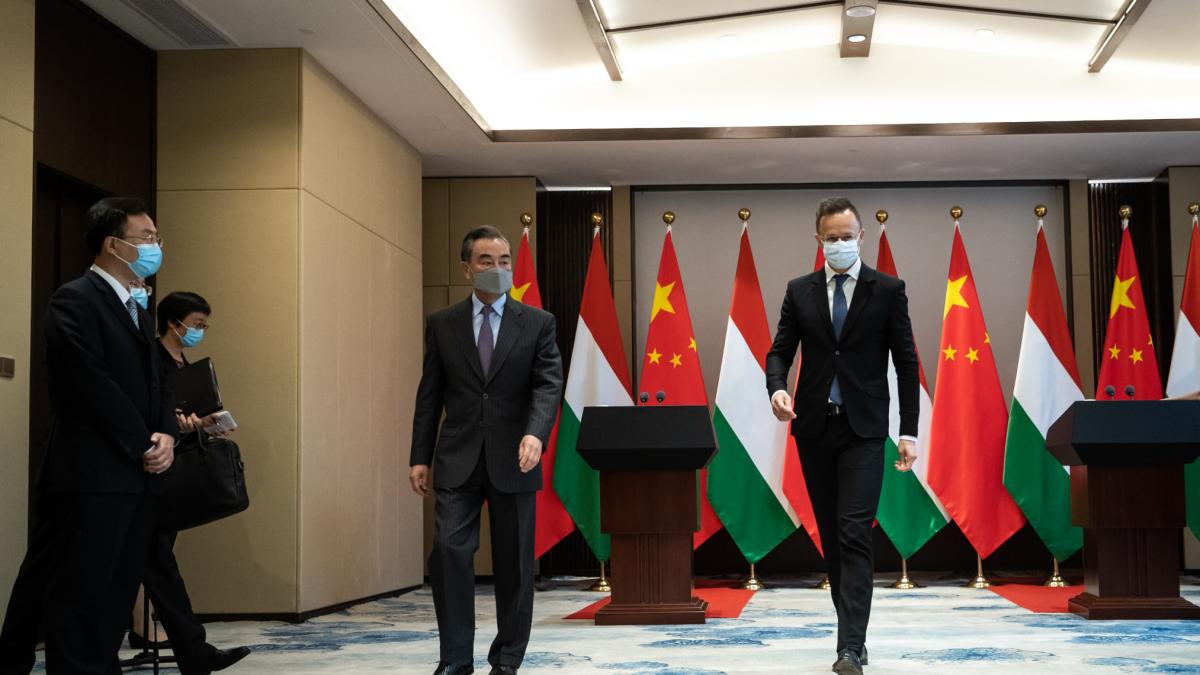 ungaria-l-a-decorat-pe-ministrul-de-externe-al-chinei_25581500