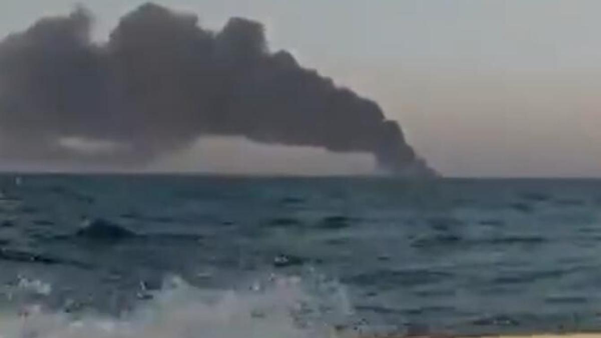 o-nava-iraniana-a-luat-foc-si-s-a-scufundat_08716900