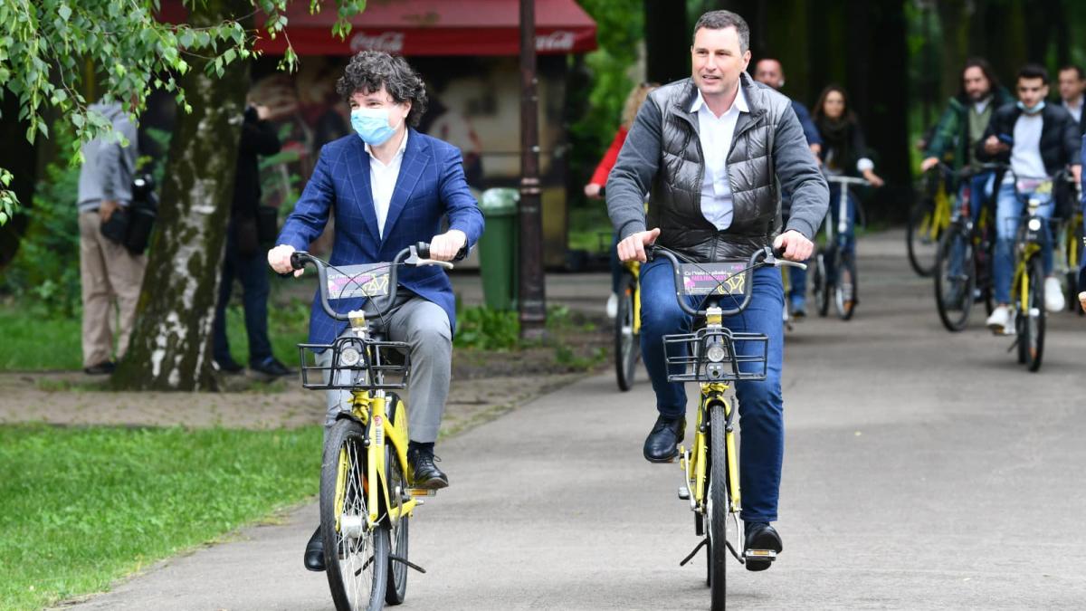 nicusor-dan--huiduit-de-bucuresteni-in-loc-sa-te-dai-cu-bicicleta--mai-bine-dai-niste-apa-calda_15314100