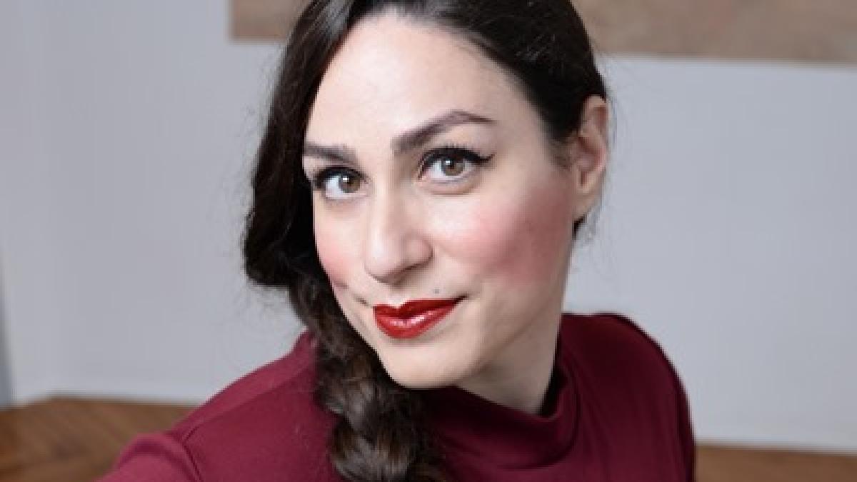 fata-aproape-goala--folosita-drept-masa-de-sushi-la-o-petrecere-cu-vedete--maita--revolta-pe-facebook-femeia-mobila--se-numeste-nyotaimori_77461900