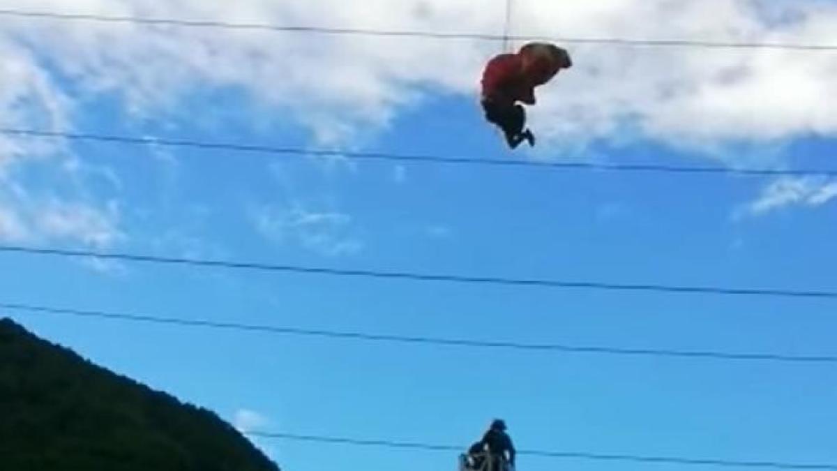 parasutist-intre-firele-de-curent_86543400