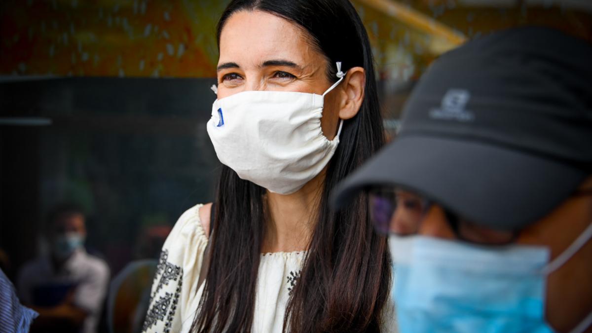 val-valcu--gluma-zilei-grija-mare-daca-va-bate-cineva-in-geam--in-trafic-sunt-sanse-sa-fiti-confundati-cu-clotilde-armand_35744300