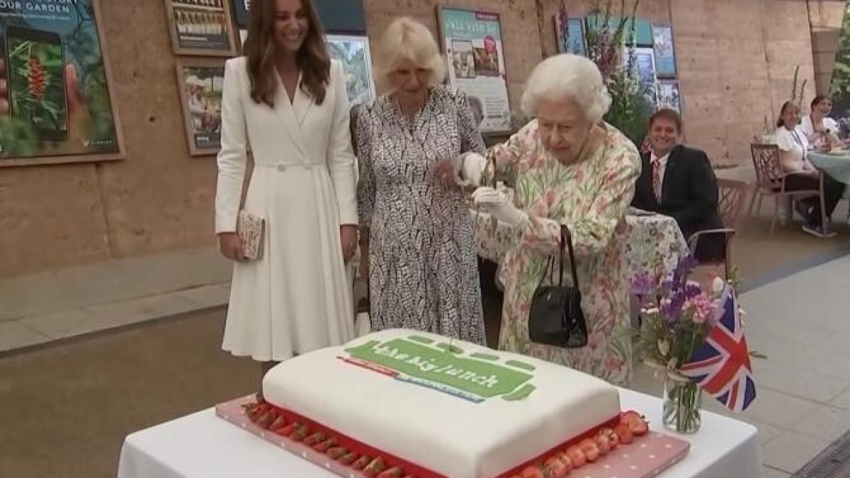 regina-elisabeta-a-taiat-un-tort-cu-sabia_98479100