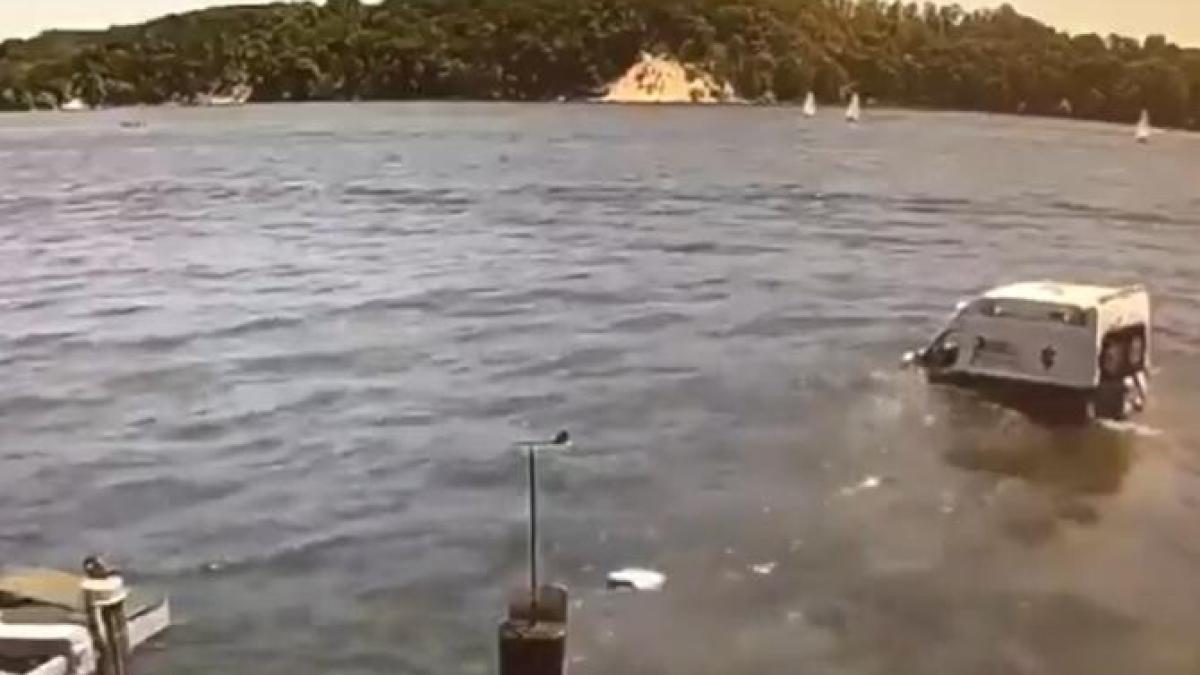 a-plonjat-cu-ambulanta-in-lacul-ontario_26818800