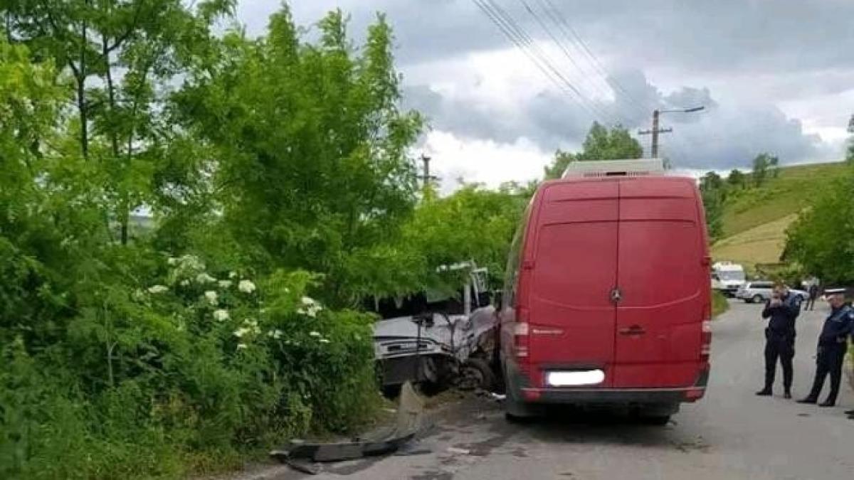 accident-iprc-ccprc-82ntre-un-microbuz-sprc-ccprc-a6i-o-autoutilitaraprc-ccprc-86--iprc-ccprc-82n-cluj--10-persoane-implicate_81907400