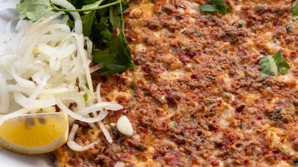 cum-faci-pizza-turceasca--reteta-neasteptat-de-savuroasa--vei-fi-surprins_46381600