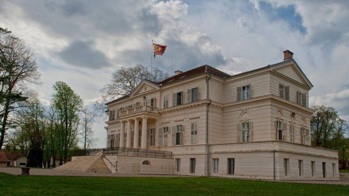 peste-10-000-de-turisti-au-vizitat-domeniul-regal-savarsin-dupa-1-mai--la-finalul-lui-iunie-se-va-deschide-si-atelierul-auto-al-regelui-mihai_76895300