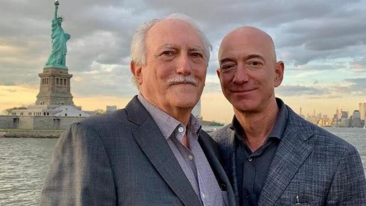 oamenii-isi-doresc-ca-jeff-bezos-sa-ramana-in-spatiu_46789000