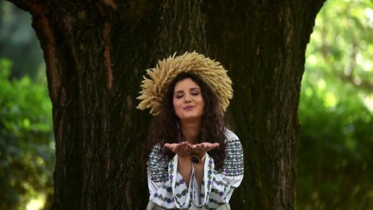 traditprc-ccprc-a6ie-ineditaprc-ccprc-86-la-poalele-muntprc-ccprc-a7ilor-rodnei--de-saprc-ccprc-82nziene_53923100