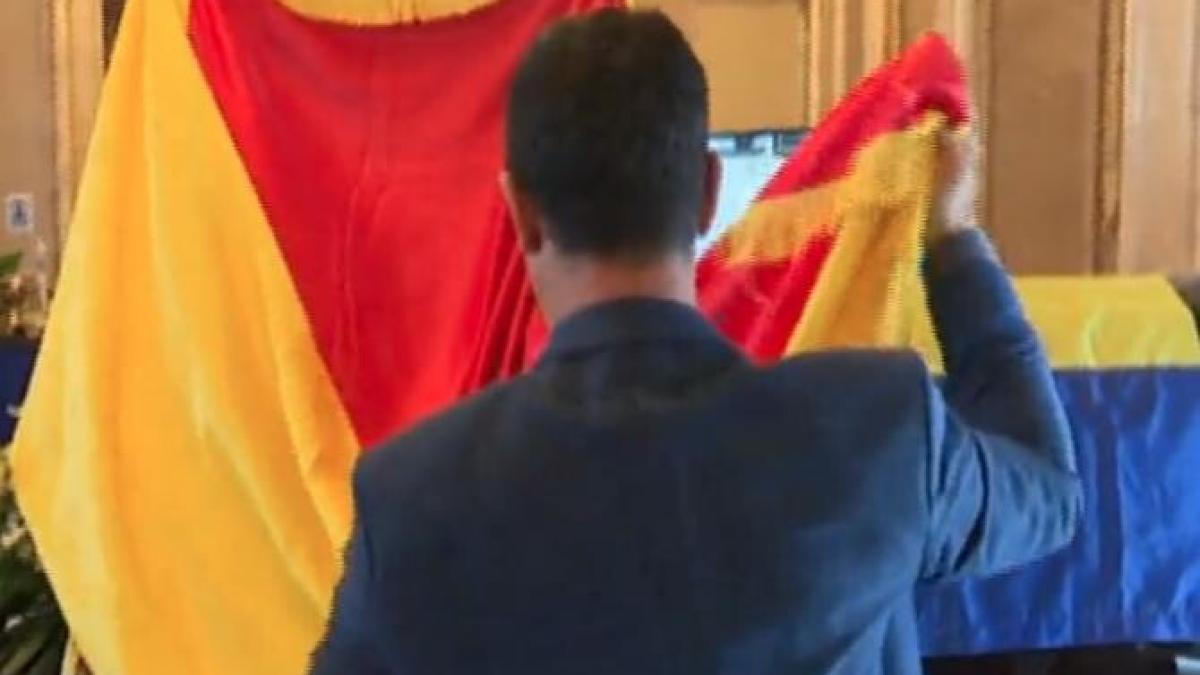 victor-ciutacu--cu-drapelul-la-iprc-ccprc-82nmormaprc-ccprc-82ntarea-lui-florin-conduraprc-ccprc-86tprc-ccprc-a6eanu_75780900