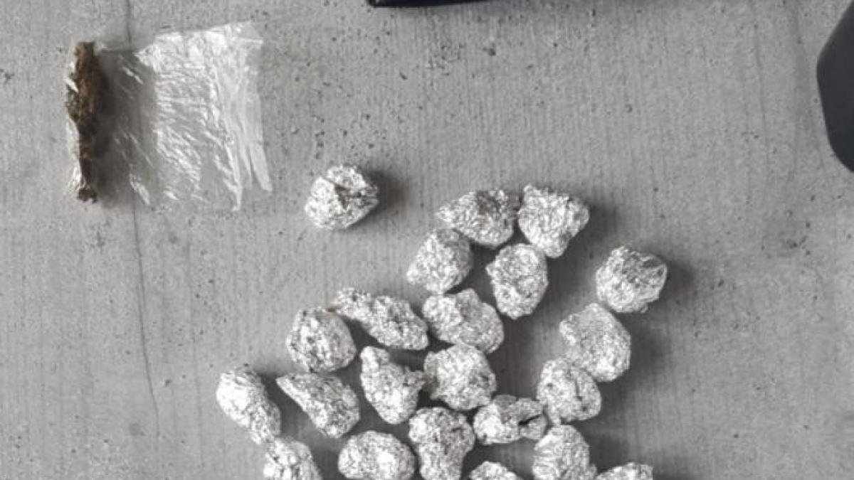 doi-tineri-din-vrancea--prinsprc-ccprc-a6i-iprc-ccprc-82n-flagrant-cu-droguri-de-risc--au-fost-retprc-ccprc-a6inutprc-ccprc-a6i-de-politprc-ccprc-a6isprc-ccprc-a6ti_99493200