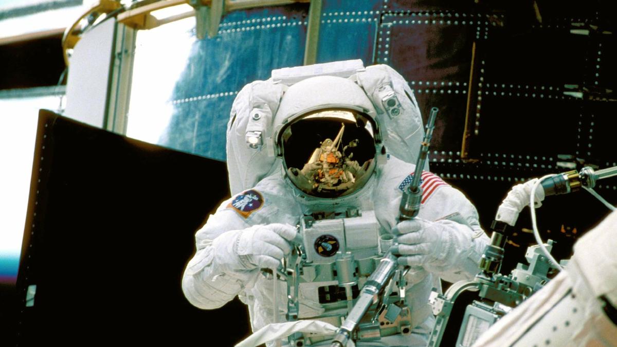 costum_spatial_bezos_branson_pixabay_66090800