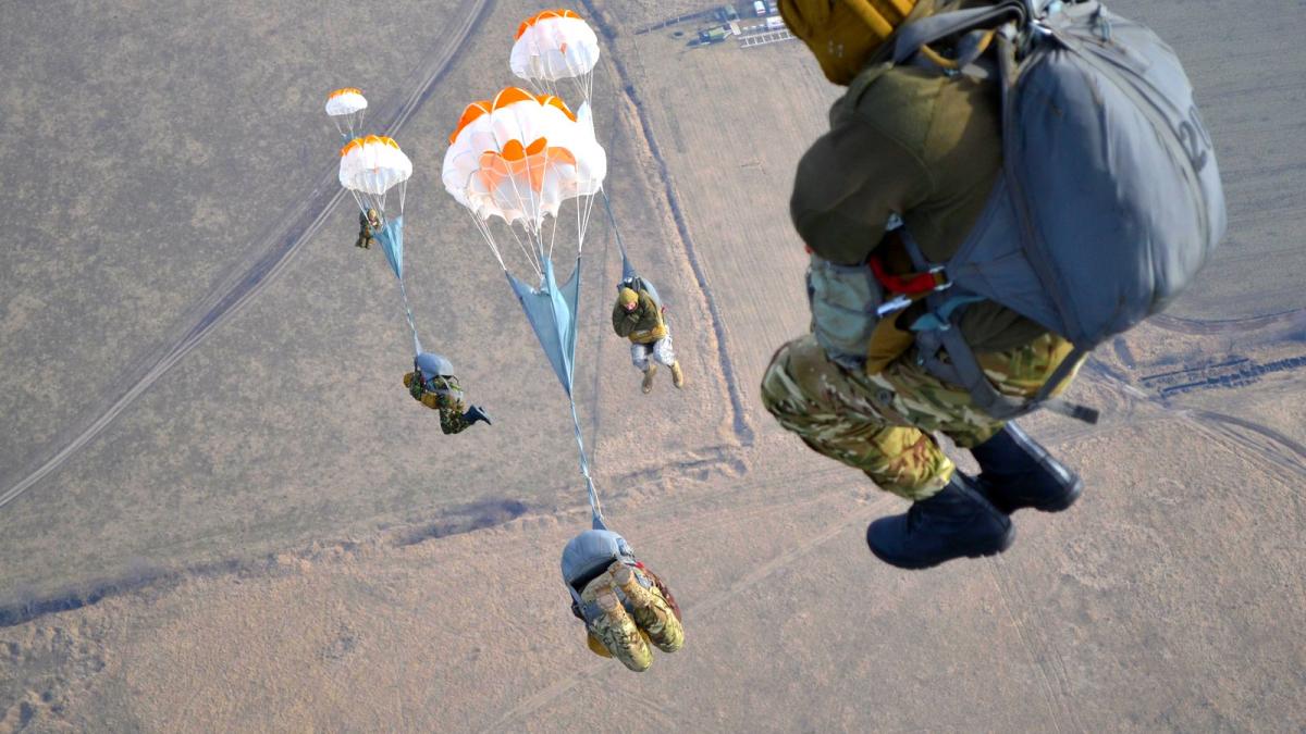 parasutisti-ucraina-militari-armata-soldati_65085700