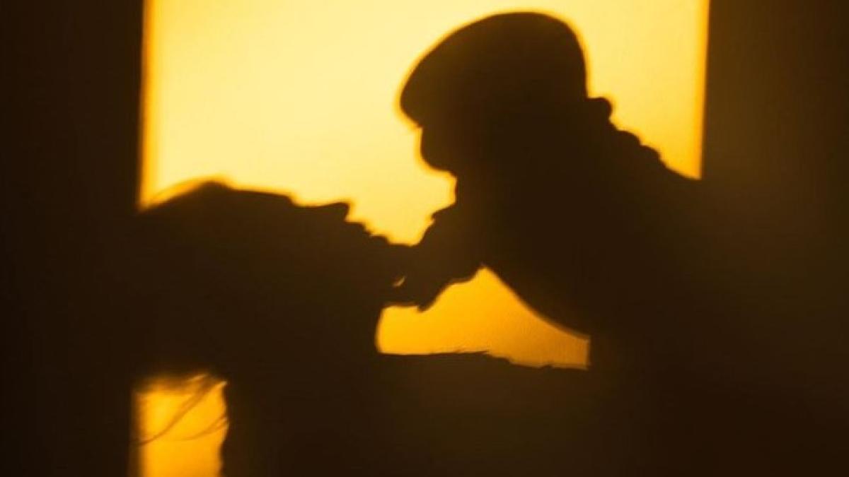 gina-pistol--pusa-la-zid--ce-au-observat-fanii-pe-piciorul-fetitei--parca-nu-mai-are-lumea-copii_53457400