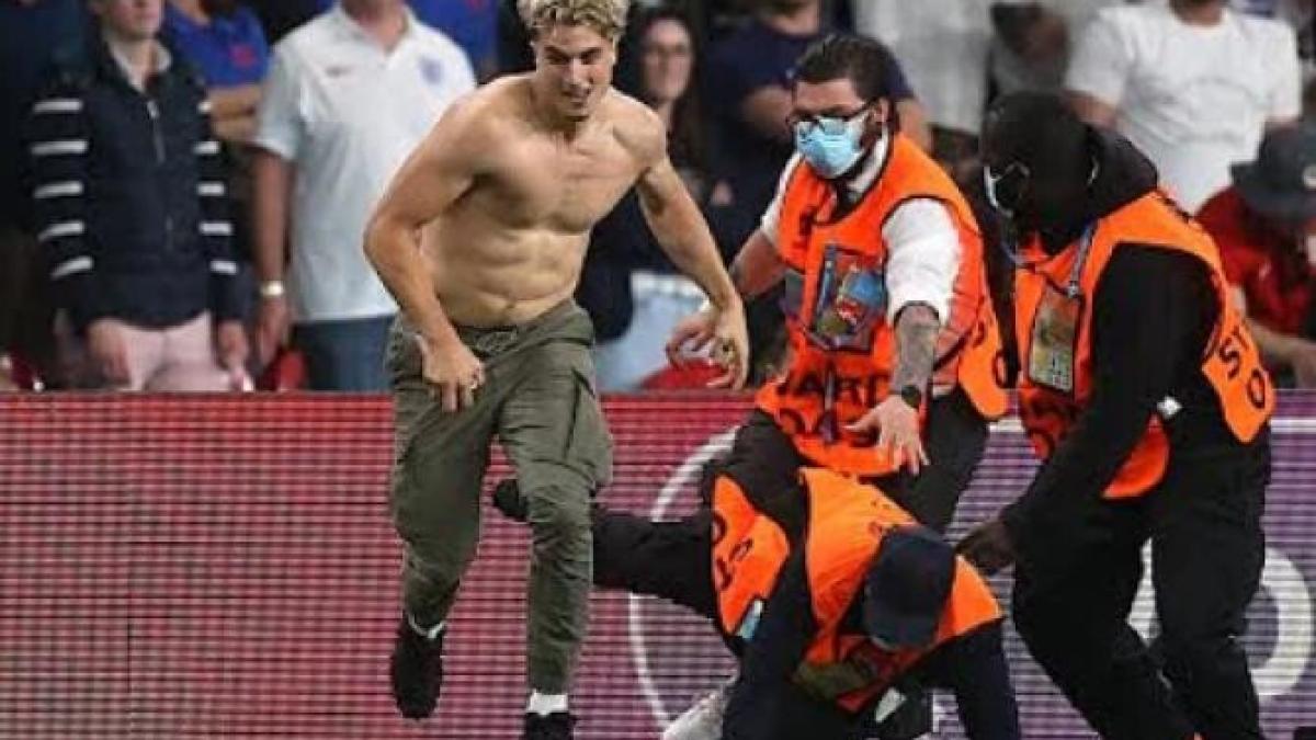 show-total-la-finala-euro-2020--un-suporter-a-invadat-terenul--fortele-de-ordine-s-au-facut-de-ras-pana-l-au-prins_73810400