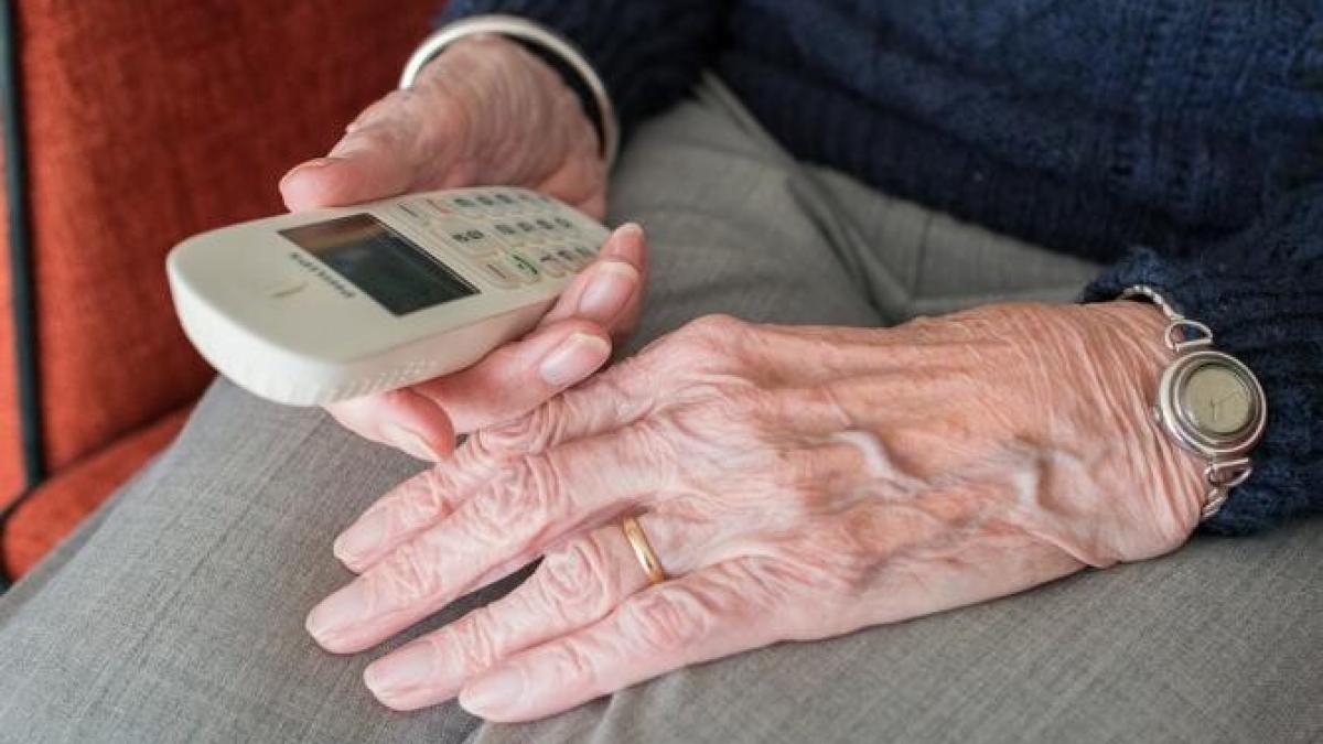 la-limita-saprc-ccprc-86raprc-ccprc-86ciei--baprc-ccprc-86traprc-ccprc-82nii-sunaprc-ccprc-86-telefonul-vaprc-ccprc-82rstnicului-pentru-a-cere-ajutor_68085600